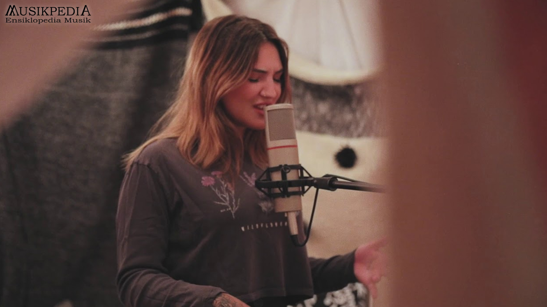 Rahasia Julia Michaels Bikin Lagu yang Bikin Kamu Meleleh