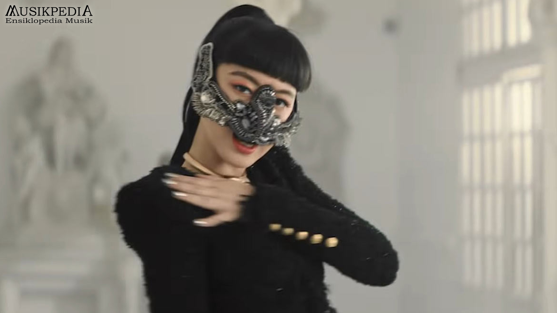 Misteri di Balik Topeng: Cerita Unik Jasmine Sokko di Dunia Musik