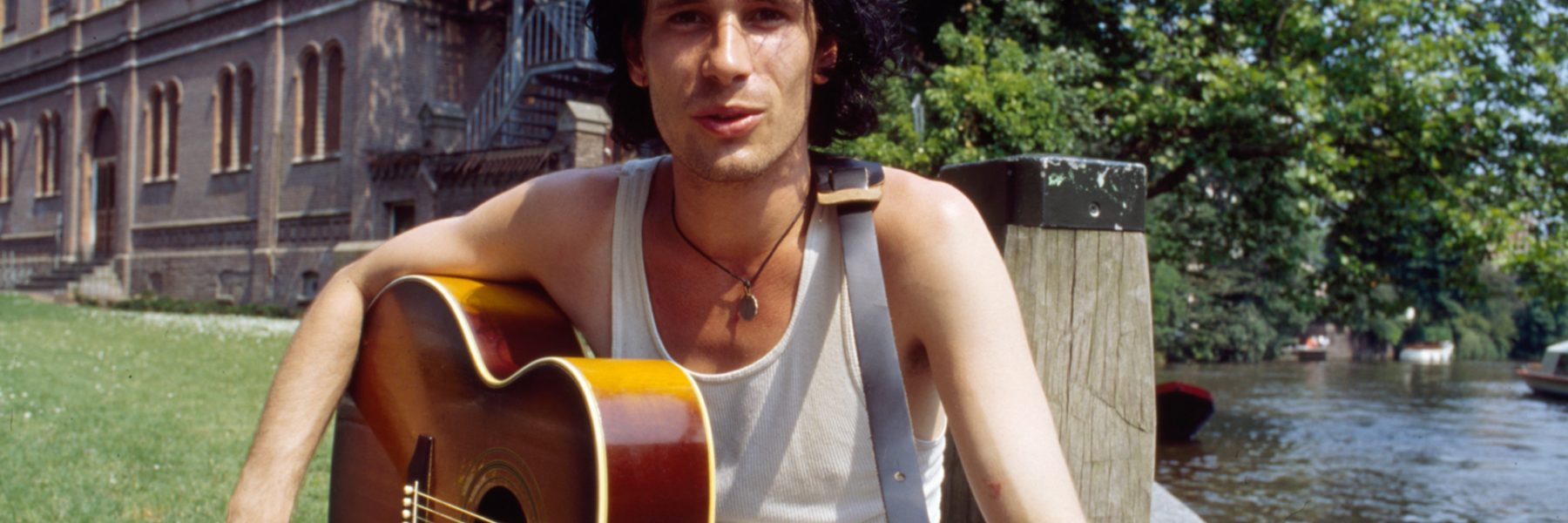 Kisah Jeff Buckley dan 5 Perjalanan Musik yang Penuh Emosi