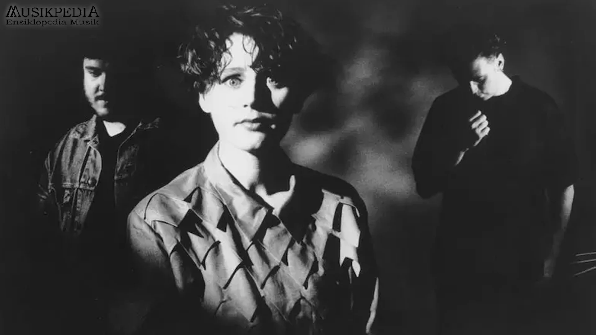 5 Hal yang Membuat Cocteau Twins Jadi Pionir Musik Shoegaze 2 5 Hal yang Membuat Cocteau Twins Jadi Pionir Musik Shoegaze